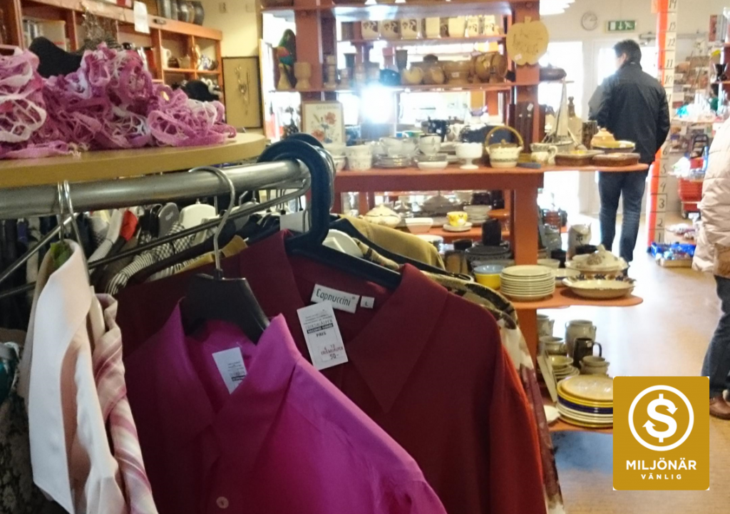 En man i en second hand affär