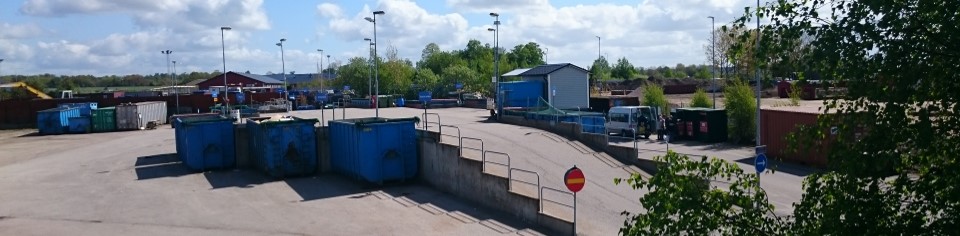 Fler blå containrar på Återvinningscentralen i Eslöv.